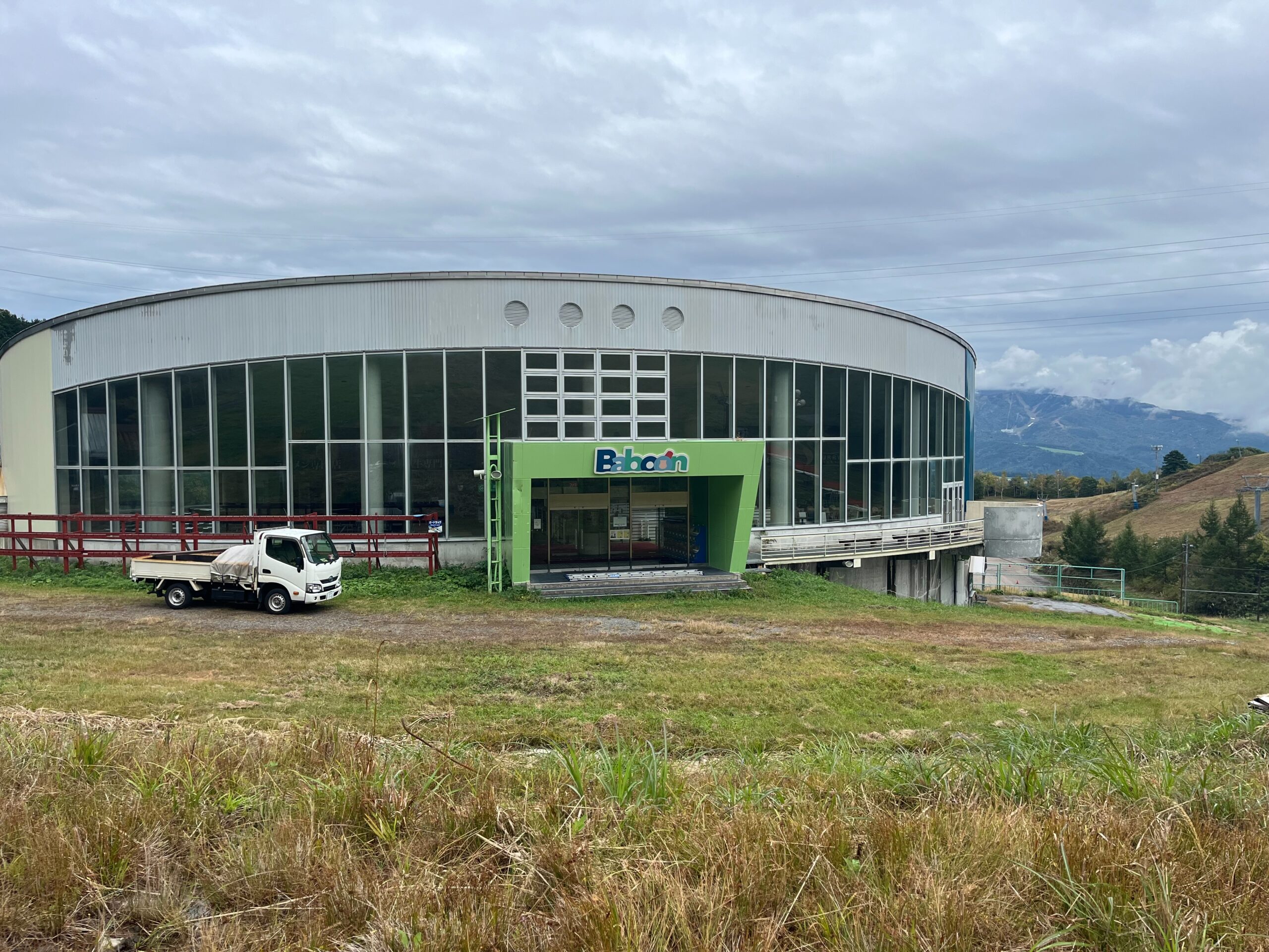 ダイナランドスキー場 外壁工事 円形 大型施設 Baboon 全景