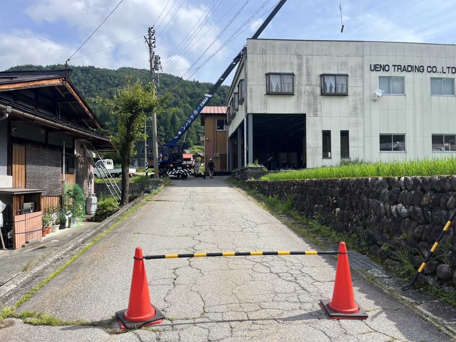 折板屋根施工中の全景