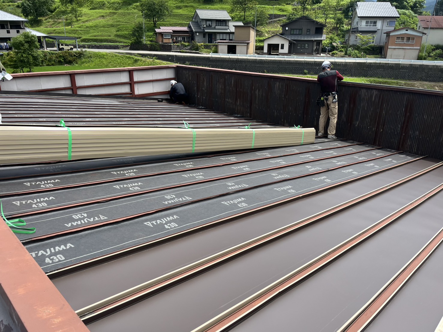 折板屋根の仕上げ作業