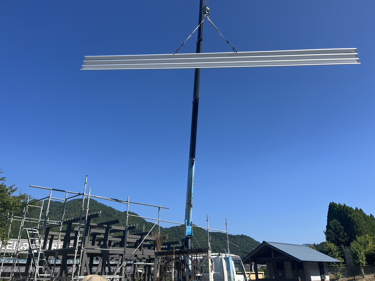 屋根材の荷揚げ作業