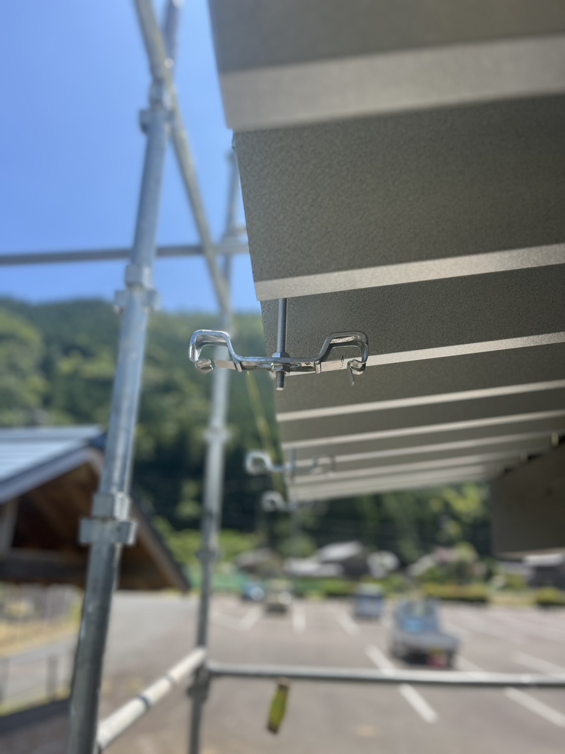 屋根カバー工法施工中の全景