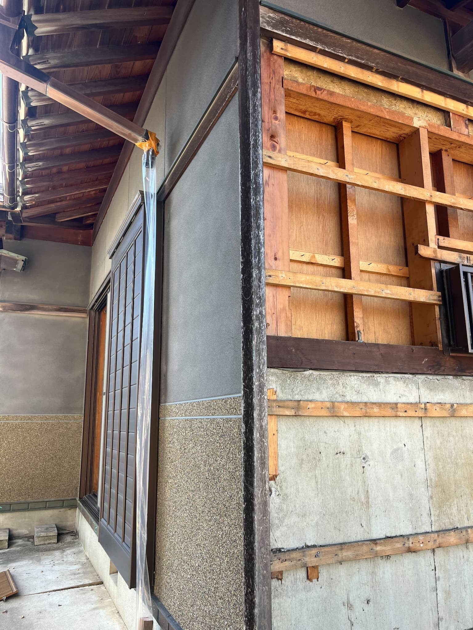 既存外壁 撤去後 下地 柱 胴縁 土壁 あらわし