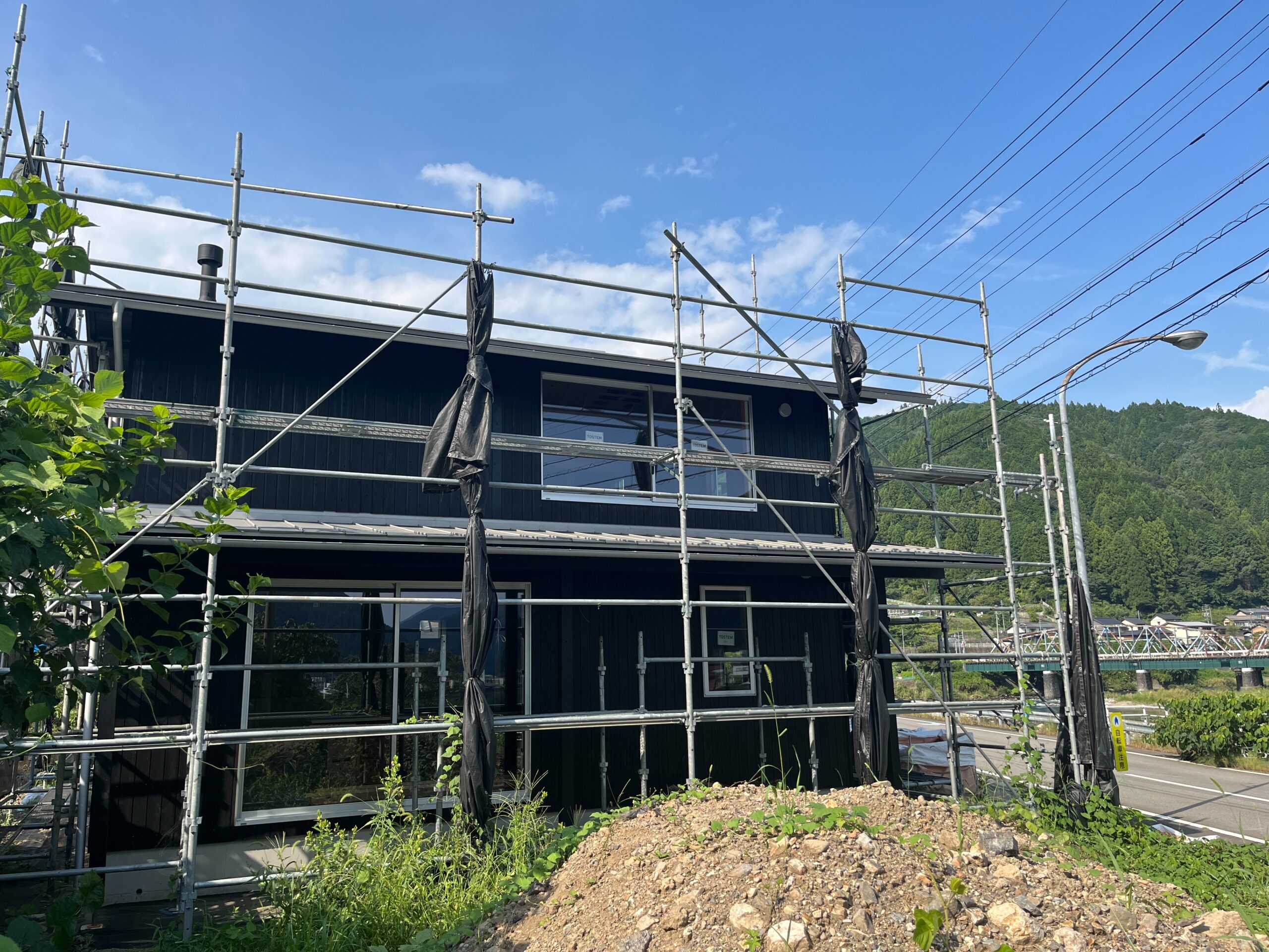 阜県郡上市 新築住宅 黒い外観 金属屋根 側面全景