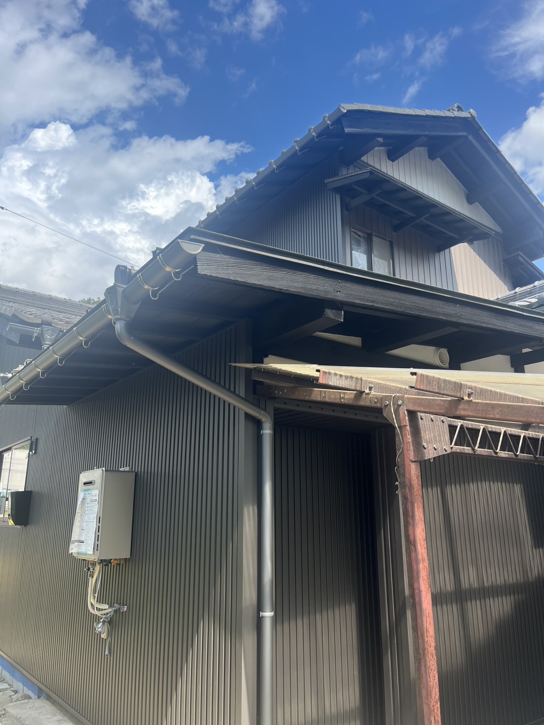 外壁施工中の様子