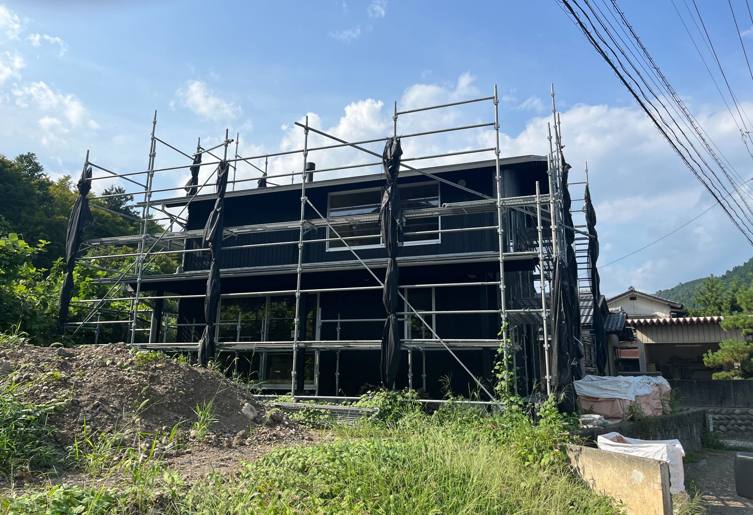 岐阜県郡上市 新築住宅 屋根工事 雨樋工事 金属屋根 平葺き 正面全景